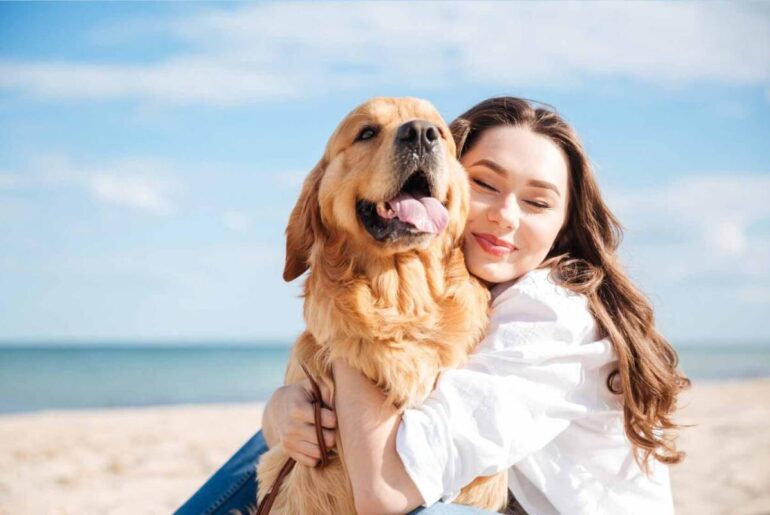 mujer perro mascota playa