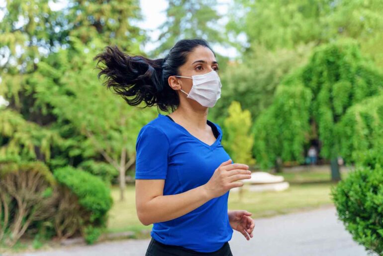 mujer correr parque covid