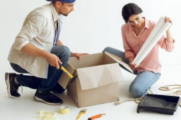 Propietarios realizando reparaciones en un departamento para alquilar.