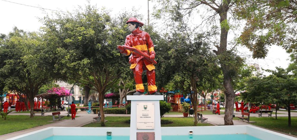 Estatua bombero parque bombero lince