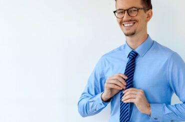 Profesional inmobiliario brindando confianza antes de comprar un departamento nuevo en Perú