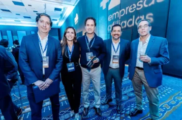Vista general de la Feria Nexo Piura 2025 en el Parque Miguel Cortés, con asistentes explorando proyectos inmobiliarios de Piura y Lima