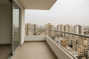 Balcón moderno de un departamento con vista panorámica a edificios residenciales de Lima. Departamentos más económicos en Lima: distritos y consejos para comprar con inteligencia