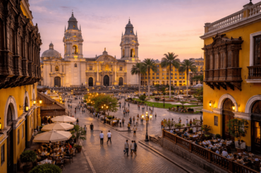 Plaza Mayor del Centro Histórico de Lima con edificios coloniales, balcones tradicionales y vida urbana, representando la experiencia de vivir en barrios históricos al comprar un departamento.