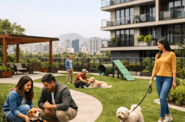 Edificio pet-friendly en Lima con áreas comunes verdes donde residentes disfrutan junto a sus mascotas en un entorno moderno y seguro