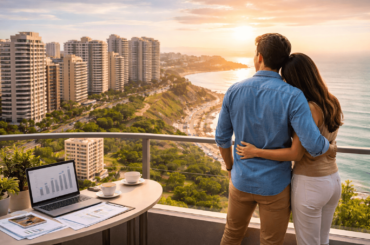 Pareja evaluando la compra de un departamento nuevo en Lima Moderna mientras analiza proyecciones del precio por metro cuadrado para 2026