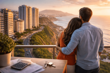 Pareja observando la ciudad de Lima desde el balcón de su nuevo departamento, reflejando el impacto de las tasas de interés hipotecario en la compra de vivienda en Perú en 2026.