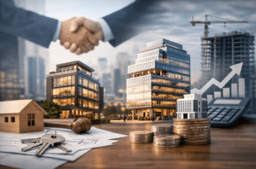 Inversión inmobiliaria en oficinas: edificios corporativos modernos, monedas apiladas y llaves sobre planos arquitectónicos, simbolizando la compra y adquisición de una oficina propia en Lima.