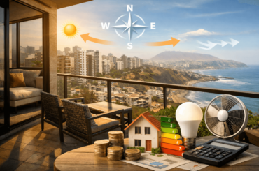 Balcón de departamento en Lima con vista al mar y edificios, luz solar entrando por la mañana y elementos que representan eficiencia energética y ahorro en electricidad. orientación-ubicación-departamento