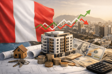 Departamento moderno en Lima junto a monedas y dólares con gráfico económico en alza, representando el impacto del tipo de cambio en la compra de vivienda en Perú.