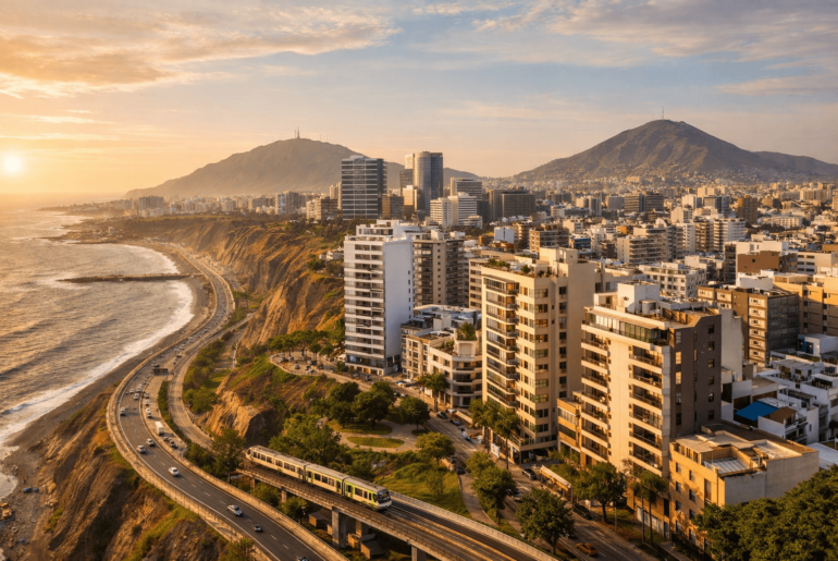 Vista panorámica de Lima con edificios residenciales modernos, costa del Pacífico y vías de transporte, representando una ubicación estratégica para vivir cerca al trabajo o estudio.